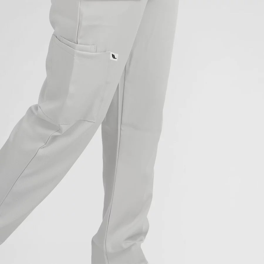 Photo de Pyjama de Bloc Femme - Col V Trois Quart Stretch – confort, broderie et style professionnel. FIGS.ma | Scrubs Maroc.