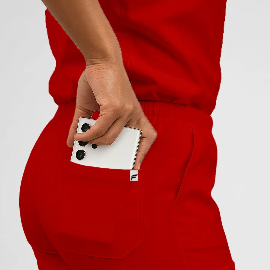 Pyjama de Bloc Femme - Col V Stretch porté par une professionnelle de santé | FIGS.ma – Scrubs confortables et modernes au Maroc