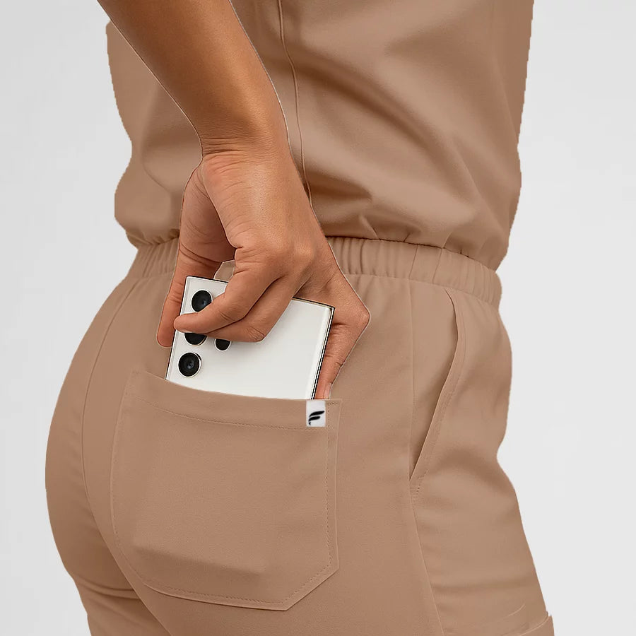 Pyjama de Bloc Femme - Col V Stretch porté par une professionnelle de santé | FIGS.ma – Scrubs confortables et modernes au Maroc