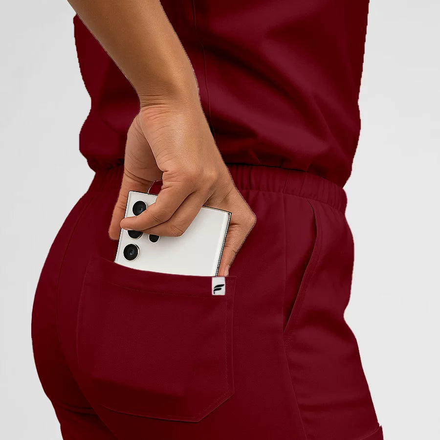 Pyjama de Bloc Femme - Col V Stretch porté par une professionnelle de santé | FIGS.ma – Scrubs confortables et modernes au Maroc
