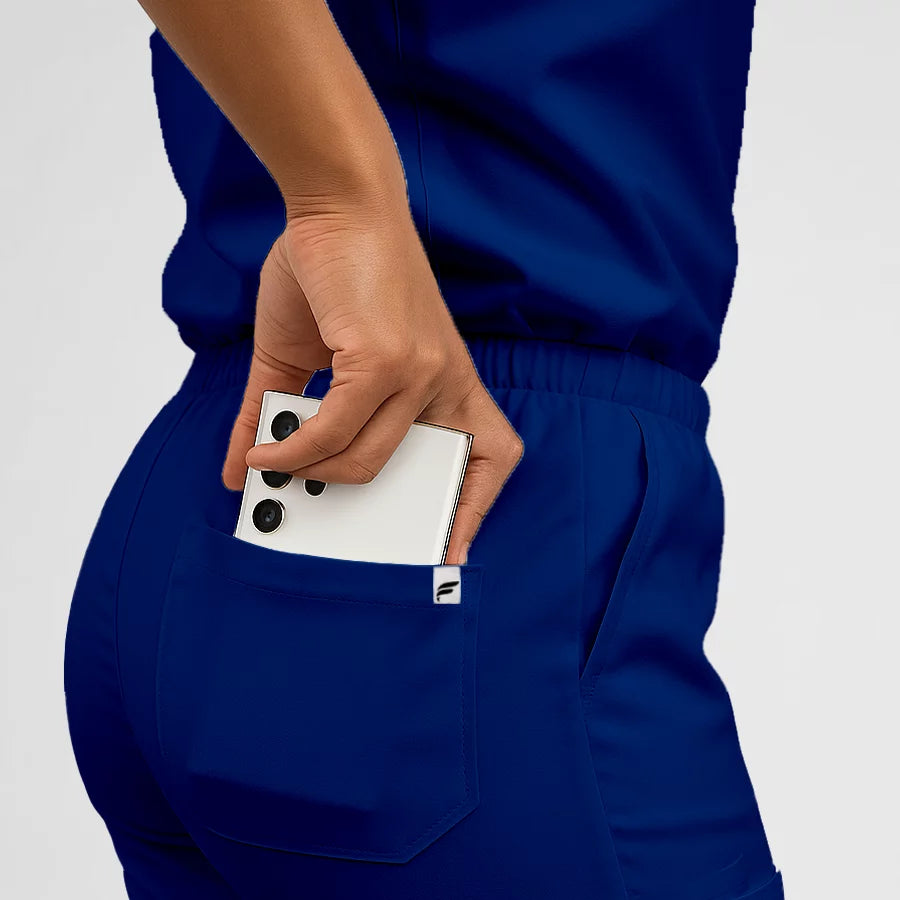Pyjama de Bloc Femme - Col V Stretch porté par une professionnelle de santé | FIGS.ma – Scrubs confortables et modernes au Maroc