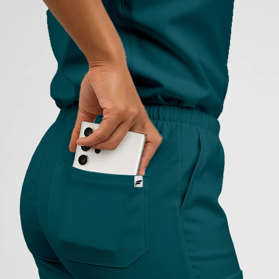 Pyjama de Bloc Femme - Col V Stretch porté par une professionnelle de santé | FIGS.ma – Scrubs confortables et modernes au Maroc
