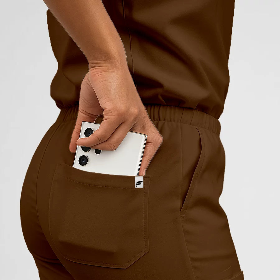 Pyjama de Bloc Femme - Col V Stretch porté par une professionnelle de santé | FIGS.ma – Scrubs confortables et modernes au Maroc