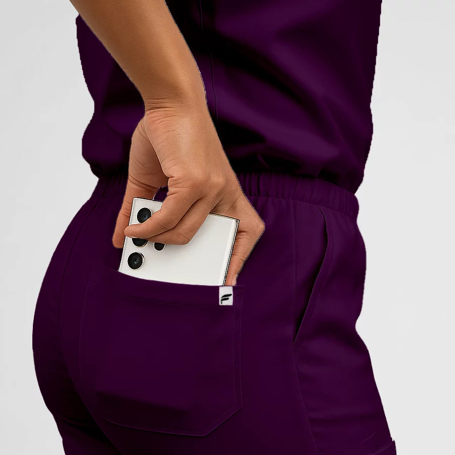 Pyjama de Bloc Femme - Col V Stretch porté par une professionnelle de santé | FIGS.ma – Scrubs confortables et modernes au Maroc