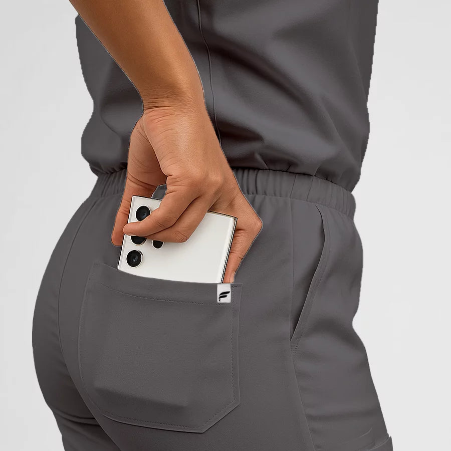 Pyjama de Bloc Femme - Col V Stretch porté par une professionnelle de santé | FIGS.ma – Scrubs confortables et modernes au Maroc