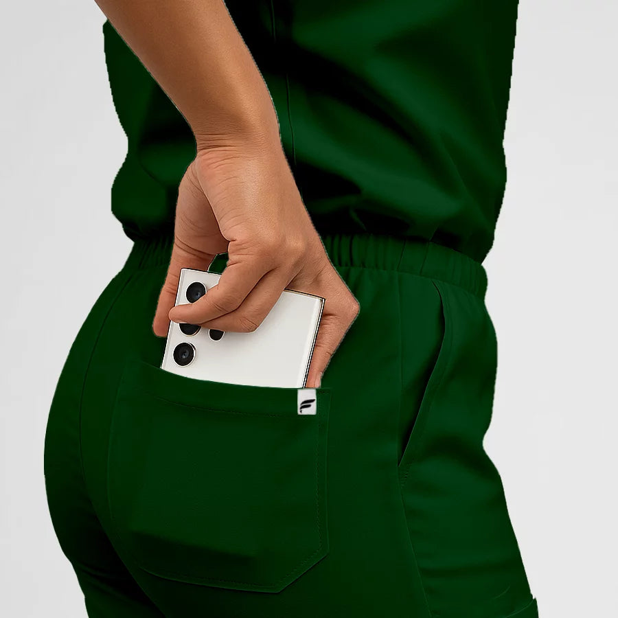 Pyjama de Bloc Femme - Col V Stretch porté par une professionnelle de santé | FIGS.ma – Scrubs confortables et modernes au Maroc