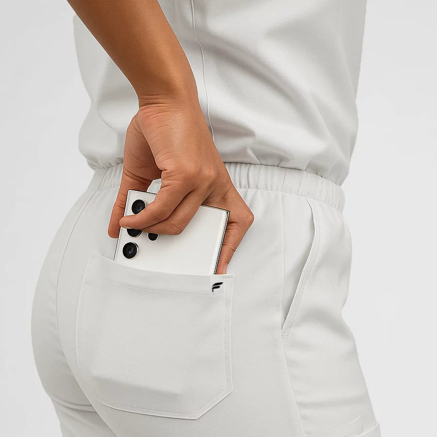 Pyjama de Bloc Femme - Col V Stretch porté par une professionnelle de santé | FIGS.ma – Scrubs confortables et modernes au Maroc