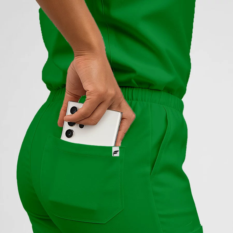 Pyjama de Bloc Femme - Col V Stretch porté par une professionnelle de santé | FIGS.ma – Scrubs confortables et modernes au Maroc