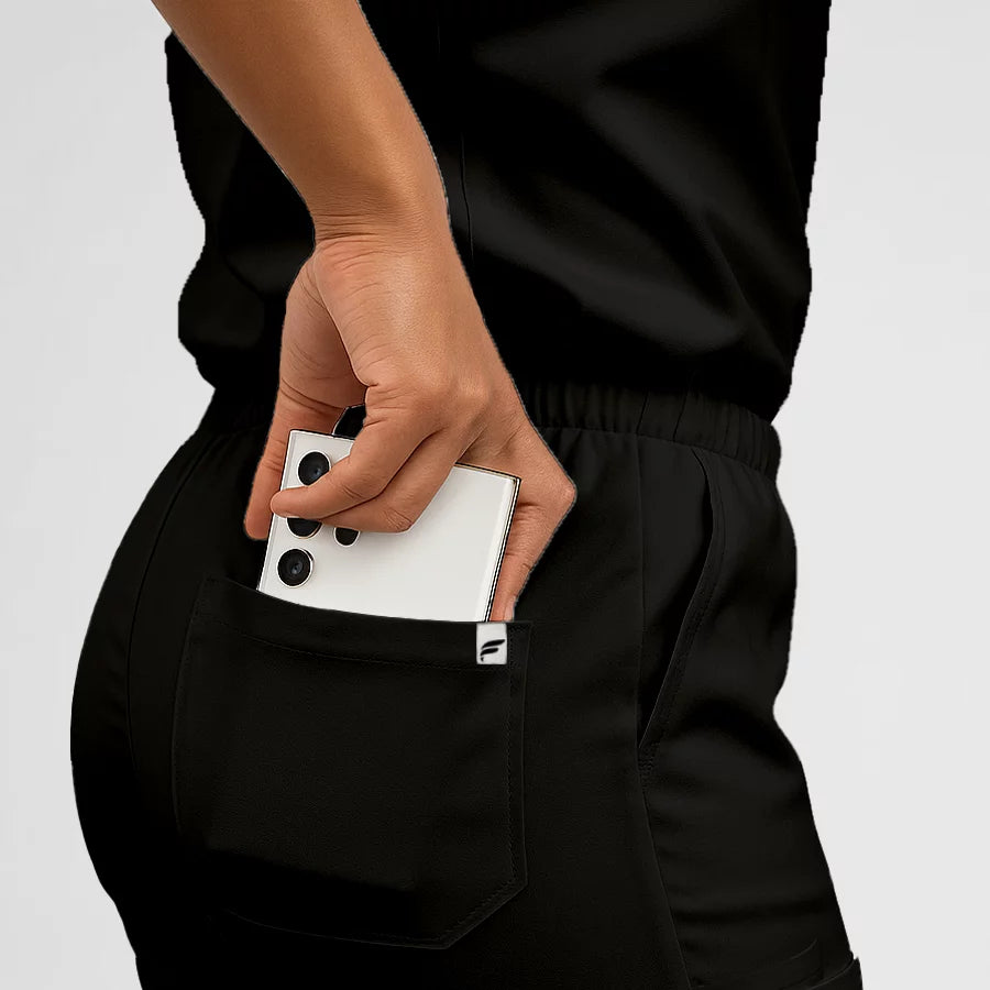 Pyjama de Bloc Femme - Col V Stretch porté par une professionnelle de santé | FIGS.ma – Scrubs confortables et modernes au Maroc