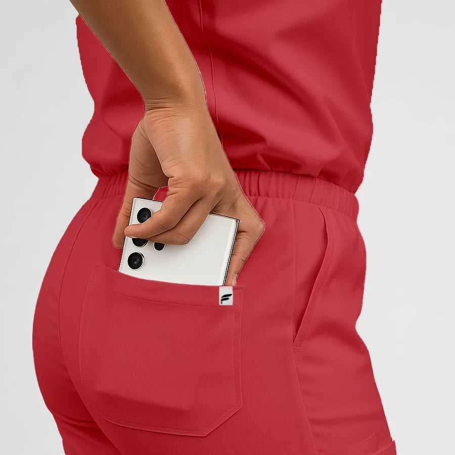 Pyjama de Bloc Femme - Col V Stretch porté par une professionnelle de santé | FIGS.ma – Scrubs confortables et modernes au Maroc