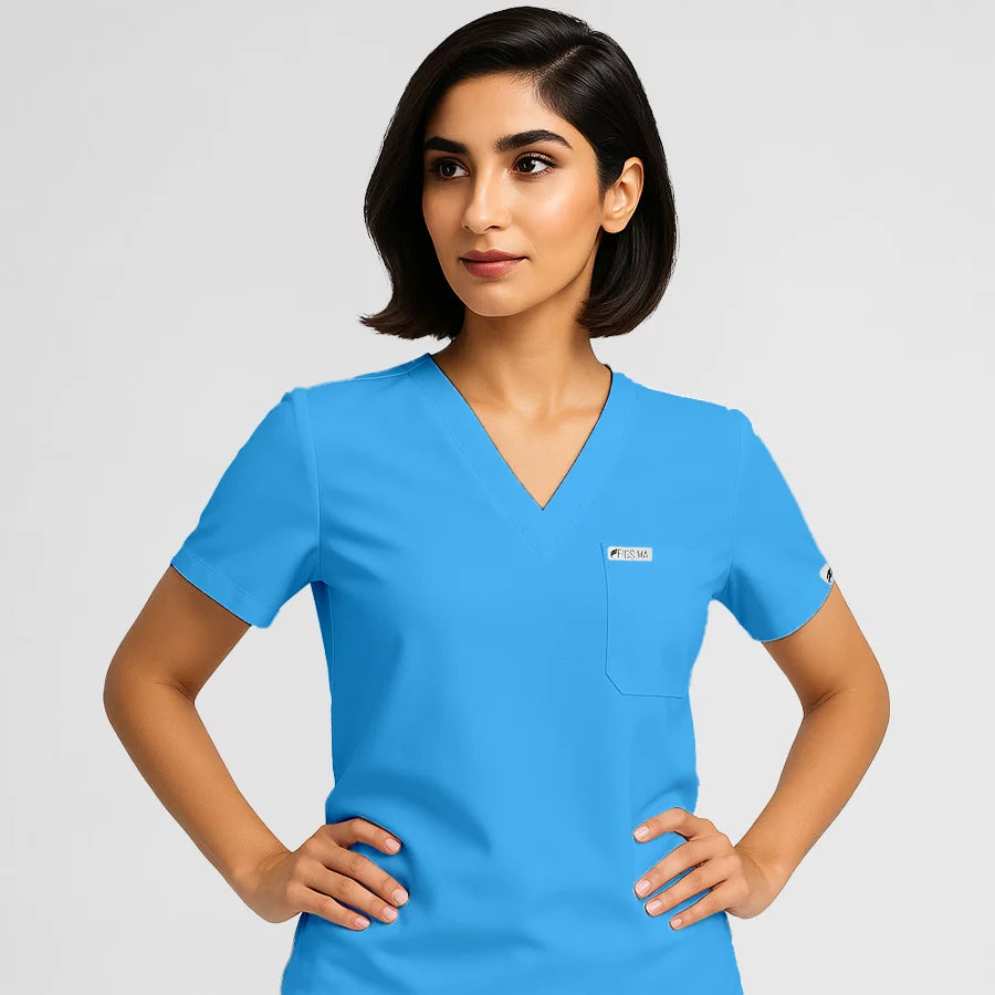 Pyjama de Bloc Femme - Col V Stretch porté par une professionnelle de santé | FIGS.ma – Scrubs confortables et modernes au Maroc