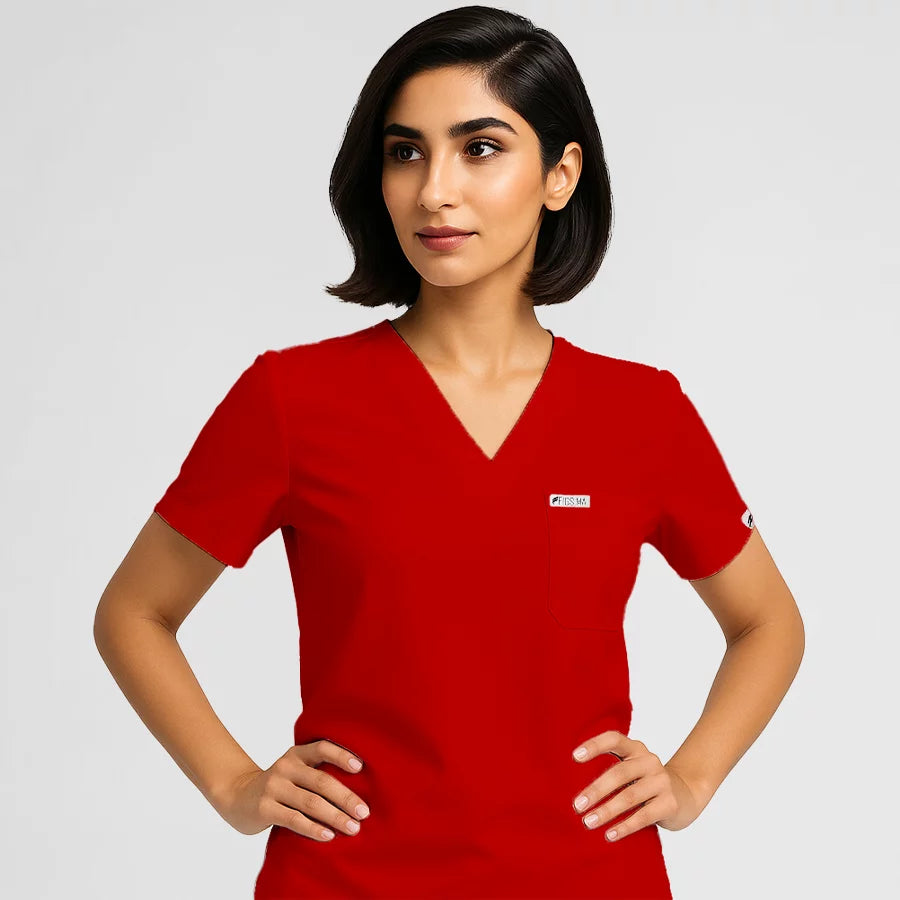 Pyjama de Bloc Femme - Col V Stretch porté par une professionnelle de santé | FIGS.ma – Scrubs confortables et modernes au Maroc