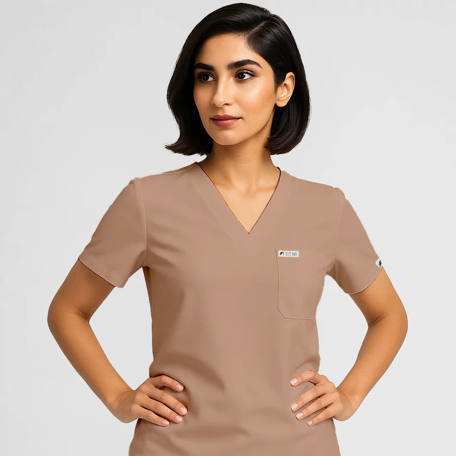 Pyjama de Bloc Femme - Col V Stretch porté par une professionnelle de santé | FIGS.ma – Scrubs confortables et modernes au Maroc