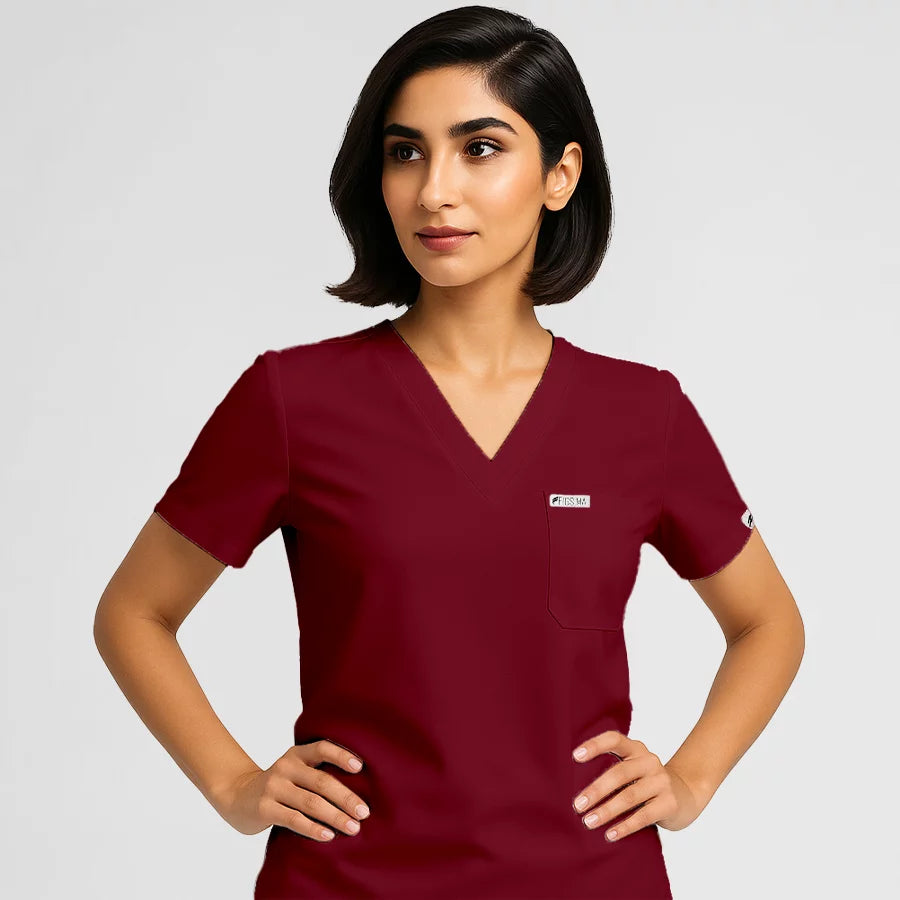Pyjama de Bloc Femme - Col V Stretch porté par une professionnelle de santé | FIGS.ma – Scrubs confortables et modernes au Maroc