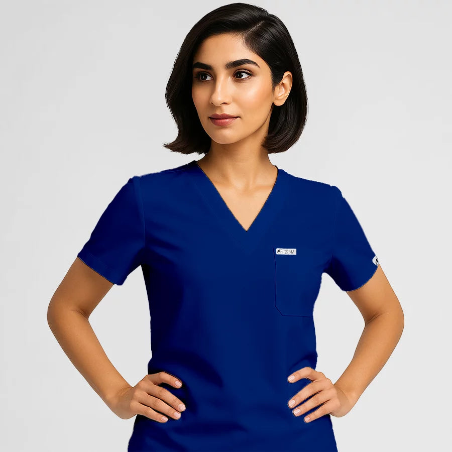 Pyjama de Bloc Femme - Col V Stretch porté par une professionnelle de santé | FIGS.ma – Scrubs confortables et modernes au Maroc