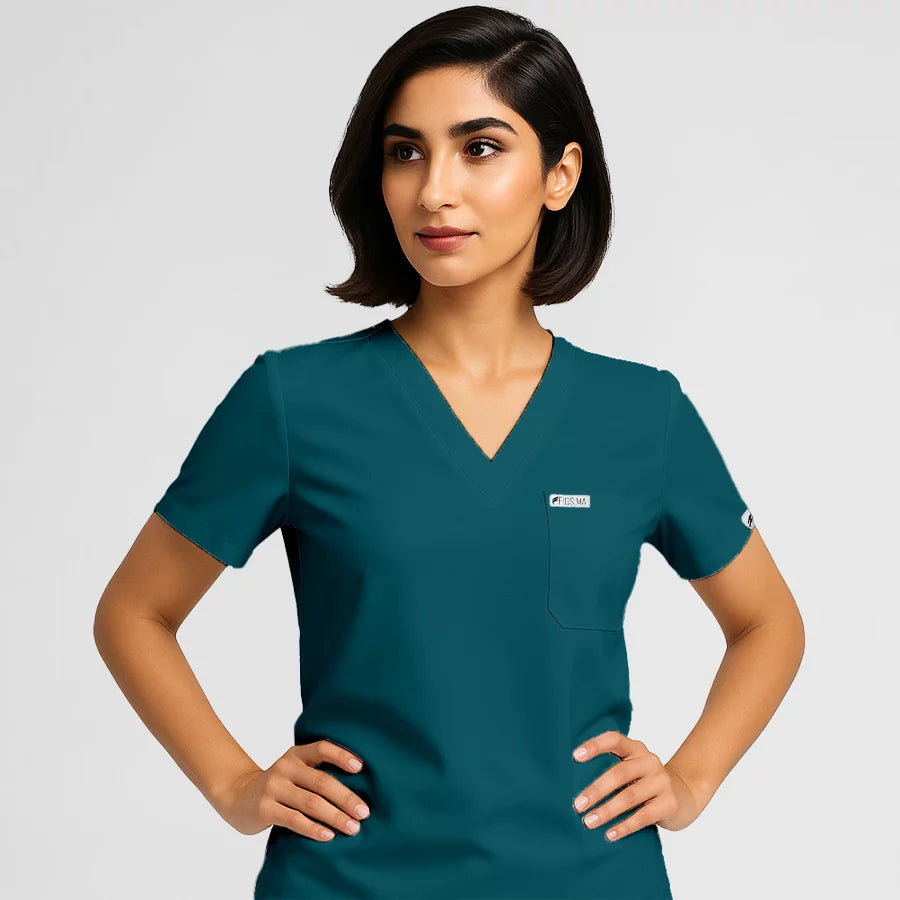 Pyjama de Bloc Femme - Col V Stretch porté par une professionnelle de santé | FIGS.ma – Scrubs confortables et modernes au Maroc
