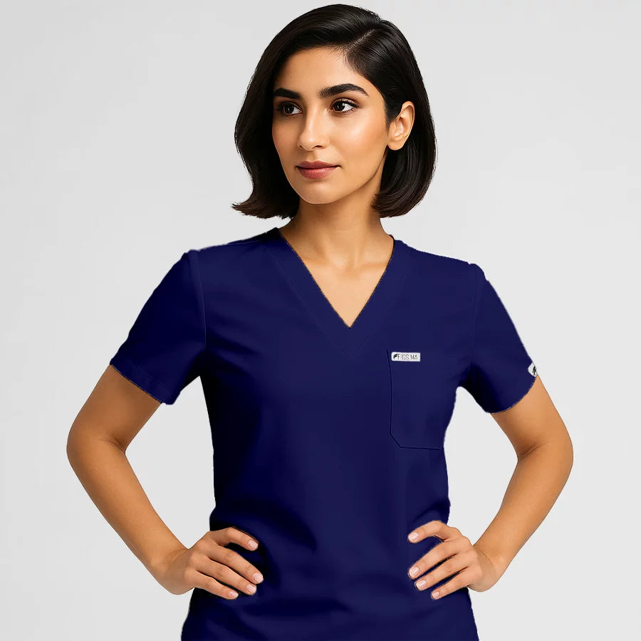 Pyjama de Bloc Femme - Col V Stretch porté par une professionnelle de santé | FIGS.ma – Scrubs confortables et modernes au Maroc