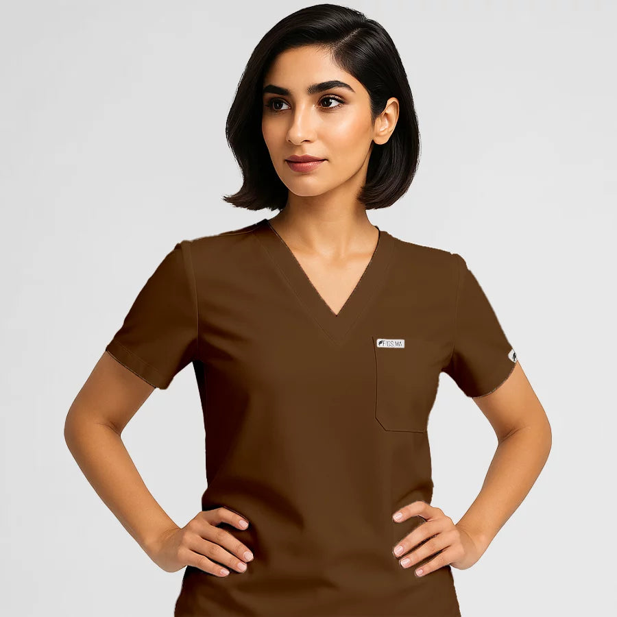 Pyjama de Bloc Femme - Col V Stretch porté par une professionnelle de santé | FIGS.ma – Scrubs confortables et modernes au Maroc