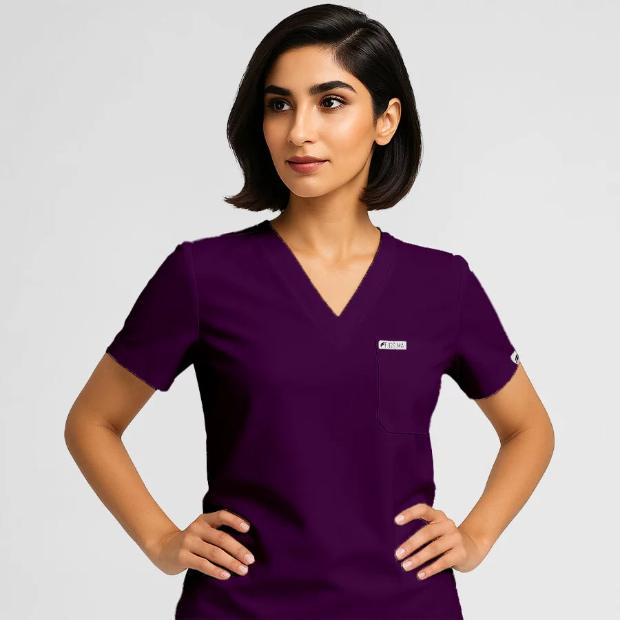 Pyjama de Bloc Femme - Col V Stretch porté par une professionnelle de santé | FIGS.ma – Scrubs confortables et modernes au Maroc