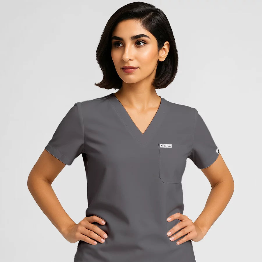 Pyjama de Bloc Femme - Col V Stretch porté par une professionnelle de santé | FIGS.ma – Scrubs confortables et modernes au Maroc
