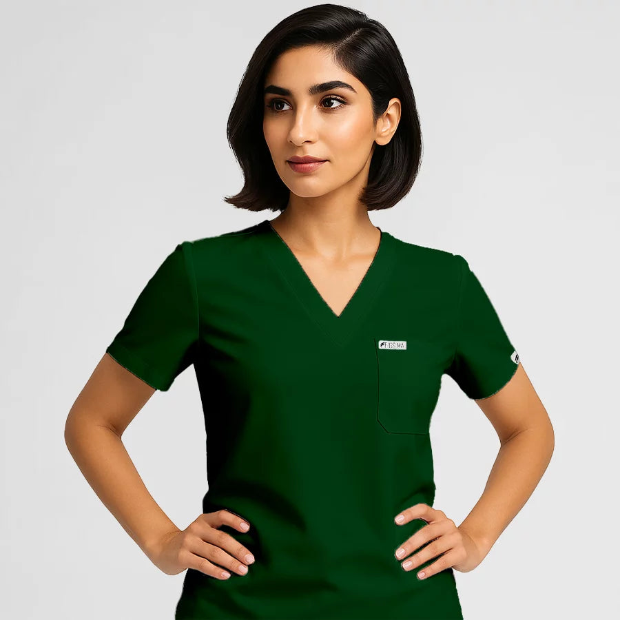 Pyjama de Bloc Femme - Col V Stretch porté par une professionnelle de santé | FIGS.ma – Scrubs confortables et modernes au Maroc