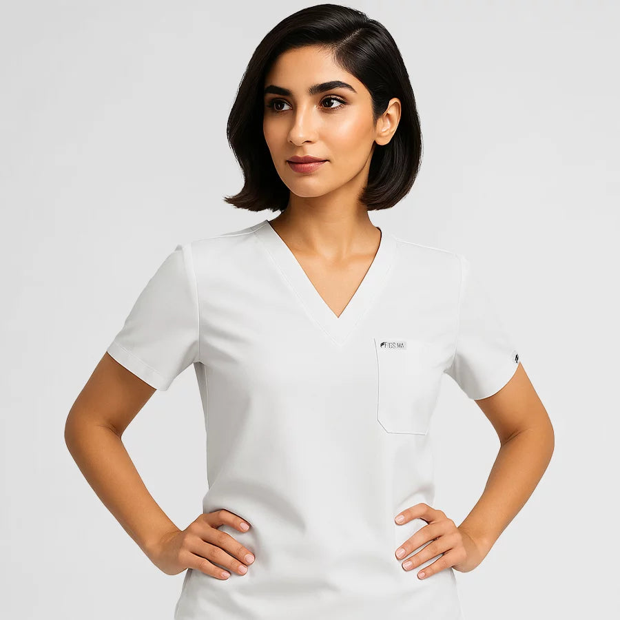 Pyjama de Bloc Femme - Col V Stretch porté par une professionnelle de santé | FIGS.ma – Scrubs confortables et modernes au Maroc