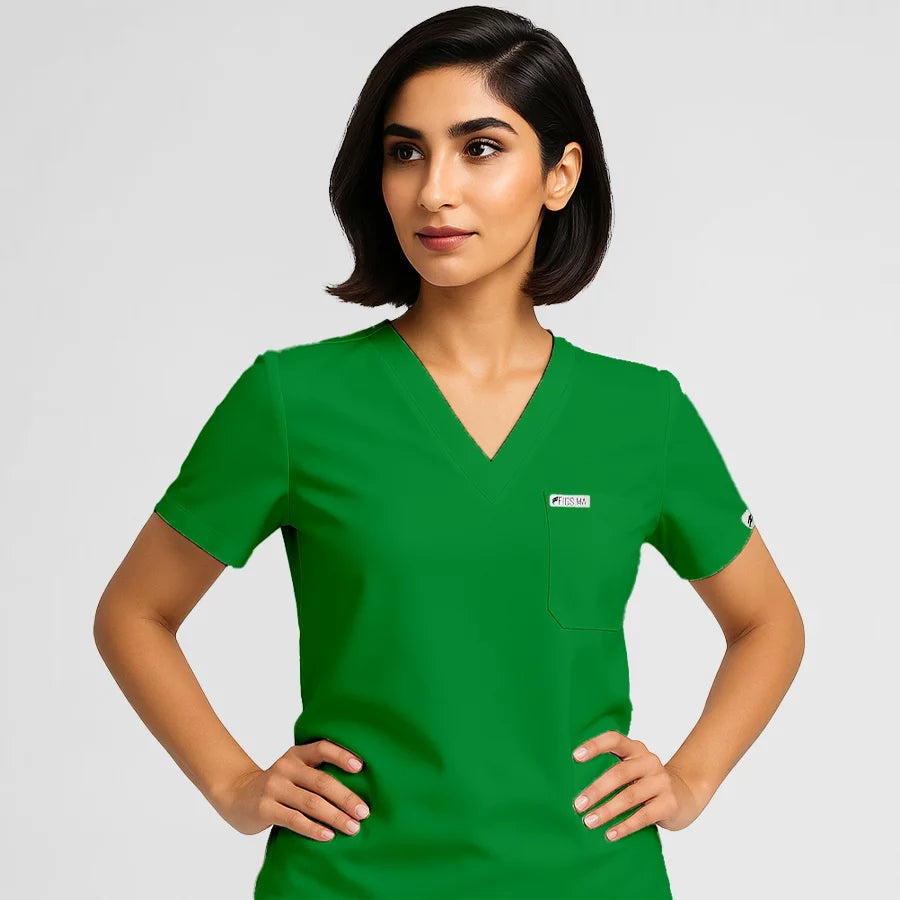 Pyjama de Bloc Femme - Col V Stretch porté par une professionnelle de santé | FIGS.ma – Scrubs confortables et modernes au Maroc