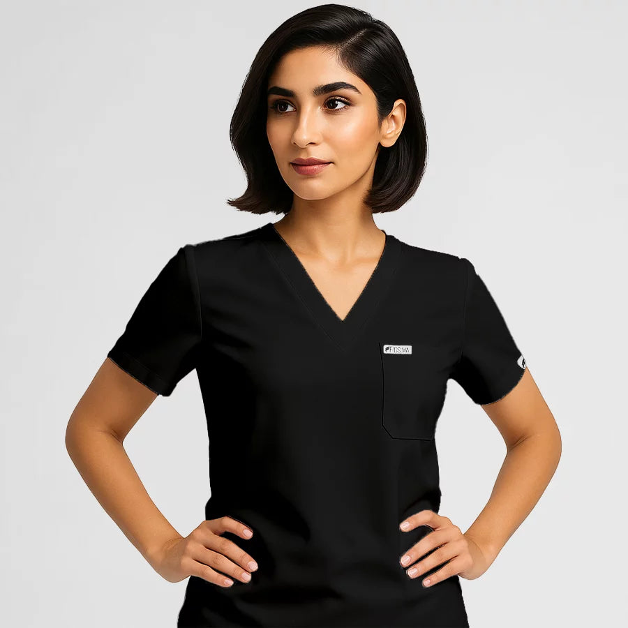 Pyjama de Bloc Femme - Col V Stretch porté par une professionnelle de santé | FIGS.ma – Scrubs confortables et modernes au Maroc