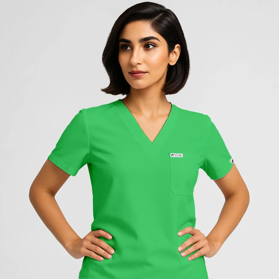 Pyjama de Bloc Femme - Col V Stretch porté par une professionnelle de santé | FIGS.ma – Scrubs confortables et modernes au Maroc