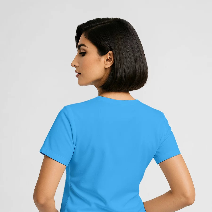 Pyjama de Bloc Femme - Col V Stretch porté par une professionnelle de santé | FIGS.ma – Scrubs confortables et modernes au Maroc