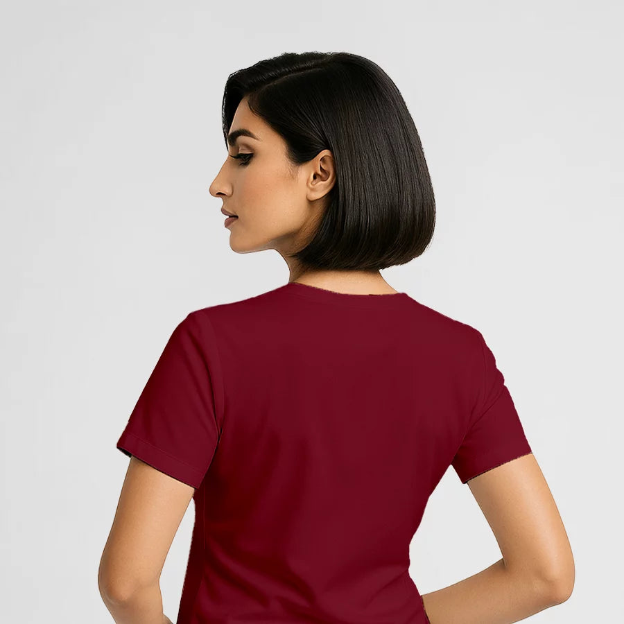 Pyjama de Bloc Femme - Col V Stretch porté par une professionnelle de santé | FIGS.ma – Scrubs confortables et modernes au Maroc