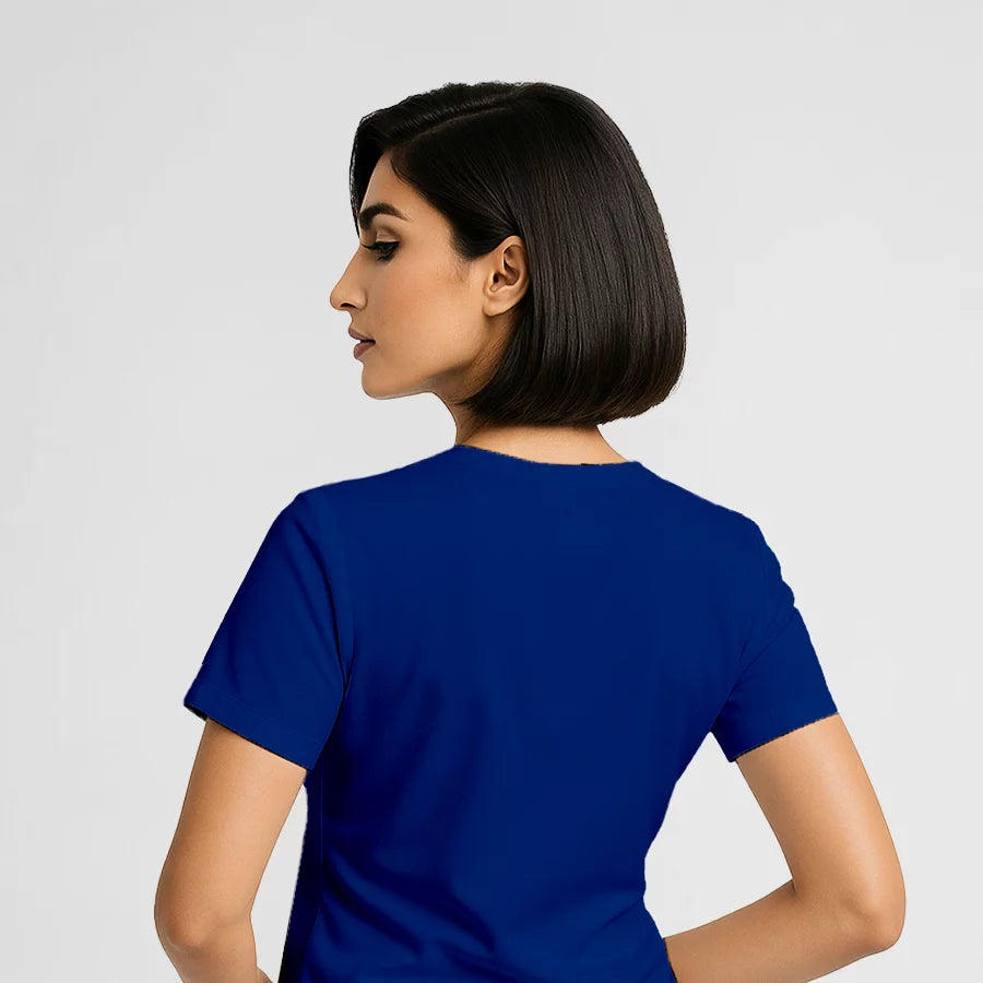 Pyjama de Bloc Femme - Col V Stretch porté par une professionnelle de santé | FIGS.ma – Scrubs confortables et modernes au Maroc