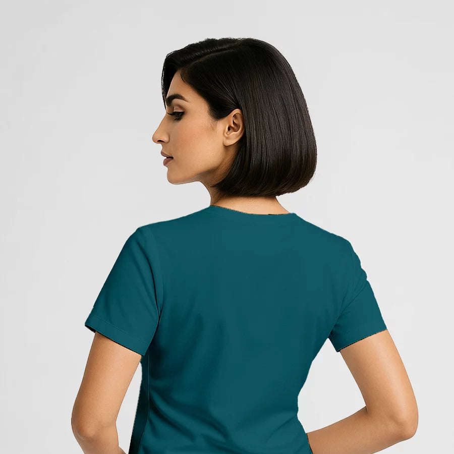 Pyjama de Bloc Femme - Col V Stretch porté par une professionnelle de santé | FIGS.ma – Scrubs confortables et modernes au Maroc