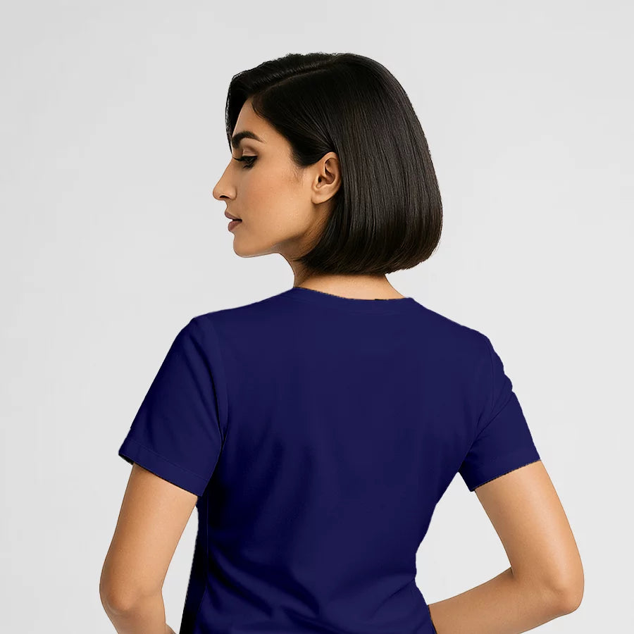 Pyjama de Bloc Femme - Col V Stretch porté par une professionnelle de santé | FIGS.ma – Scrubs confortables et modernes au Maroc
