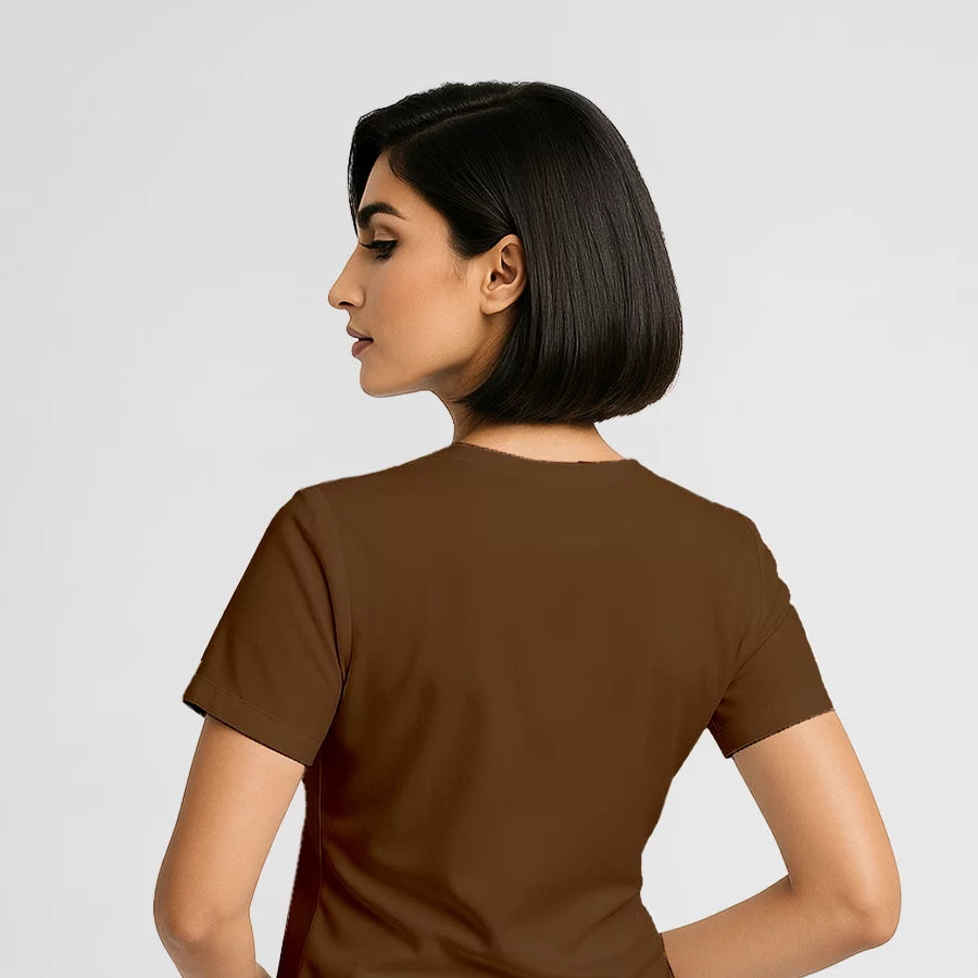Pyjama de Bloc Femme - Col V Stretch porté par une professionnelle de santé | FIGS.ma – Scrubs confortables et modernes au Maroc