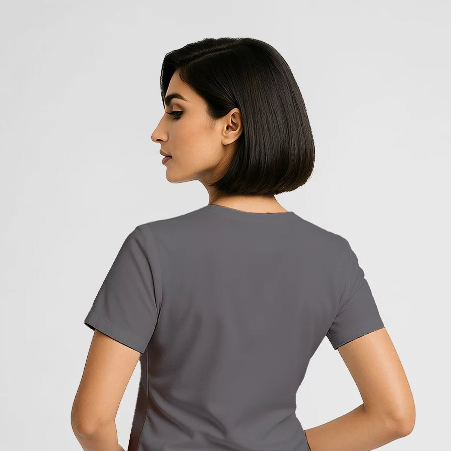 Pyjama de Bloc Femme - Col V Stretch porté par une professionnelle de santé | FIGS.ma – Scrubs confortables et modernes au Maroc