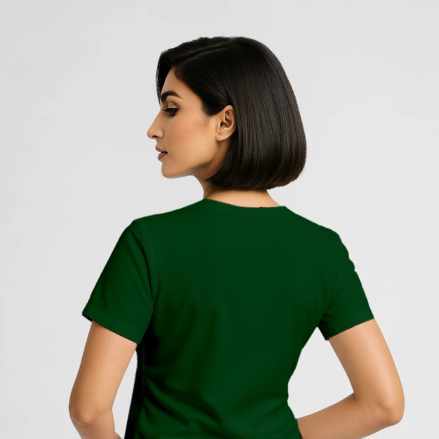 Pyjama de Bloc Femme - Col V Stretch porté par une professionnelle de santé | FIGS.ma – Scrubs confortables et modernes au Maroc