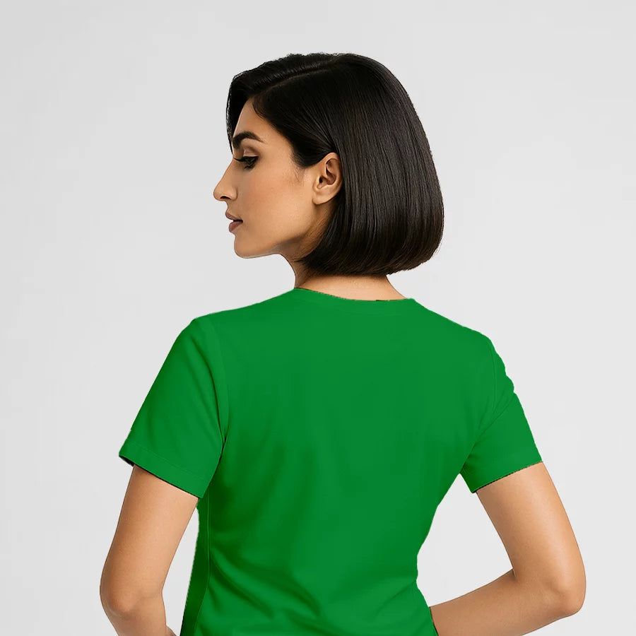 Pyjama de Bloc Femme - Col V Stretch porté par une professionnelle de santé | FIGS.ma – Scrubs confortables et modernes au Maroc