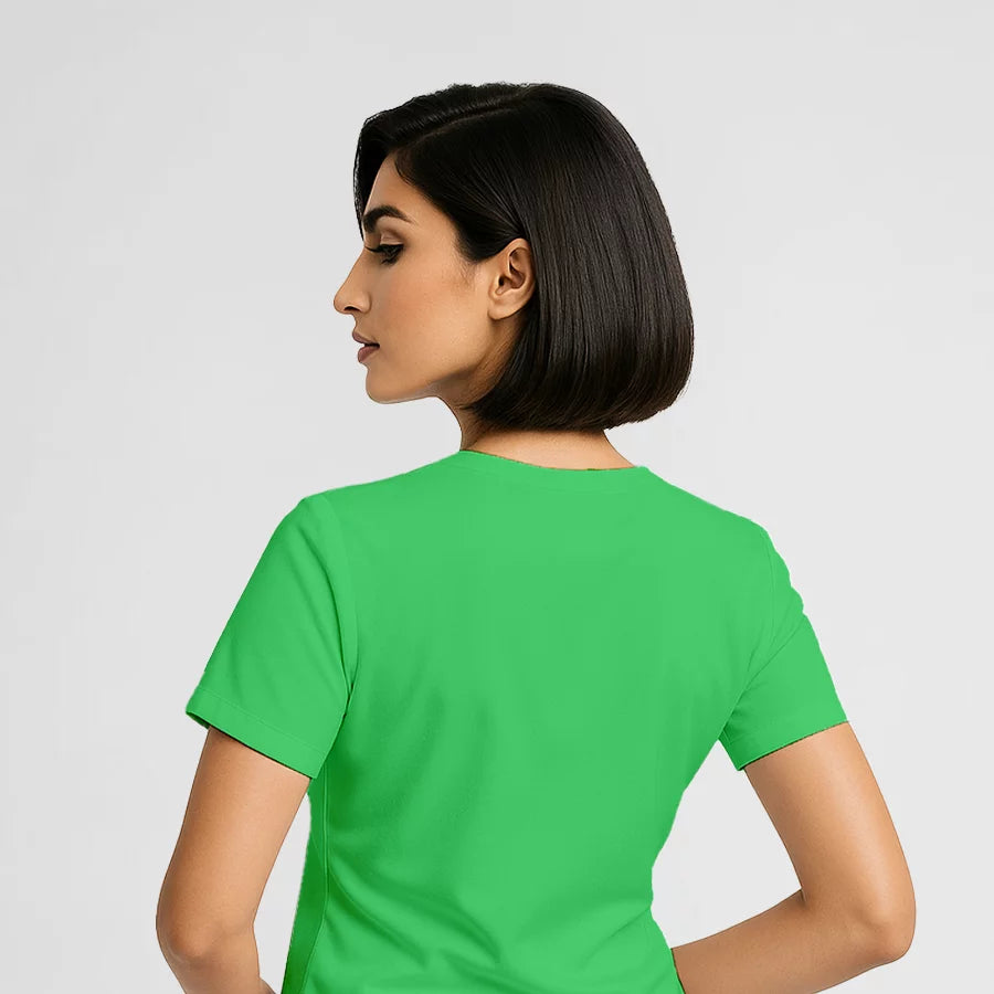 Pyjama de Bloc Femme - Col V Stretch porté par une professionnelle de santé | FIGS.ma – Scrubs confortables et modernes au Maroc