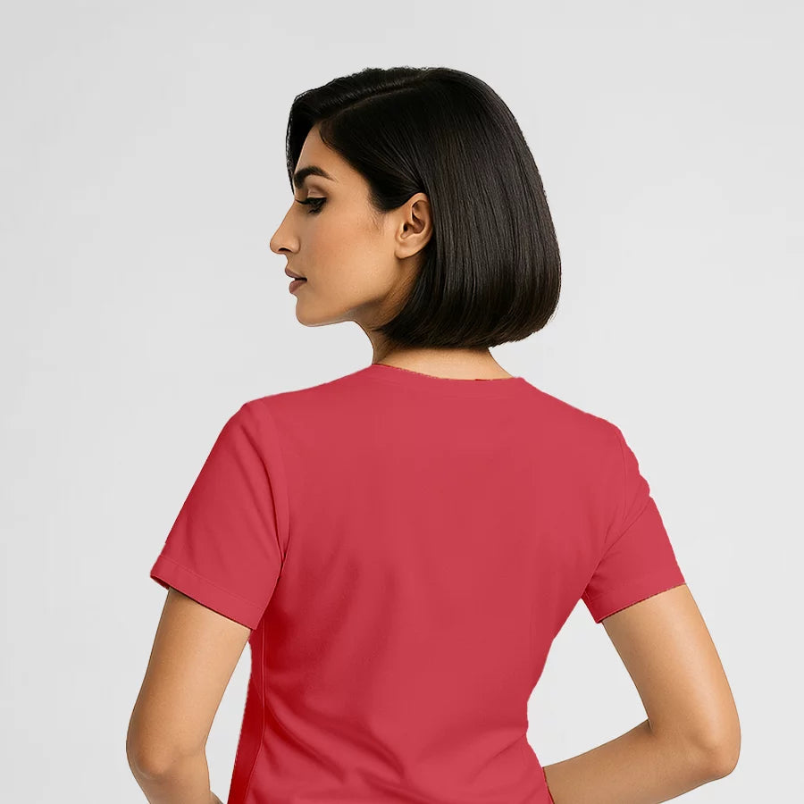 Pyjama de Bloc Femme - Col V Stretch porté par une professionnelle de santé | FIGS.ma – Scrubs confortables et modernes au Maroc