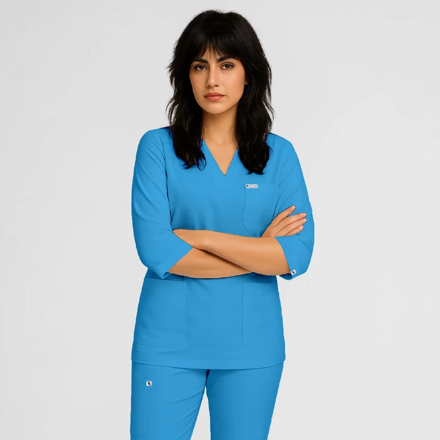Photo de Pyjama de Bloc Femme - Col V Trois Quart Stretch – confort, broderie et style professionnel. FIGS.ma | Scrubs Maroc.