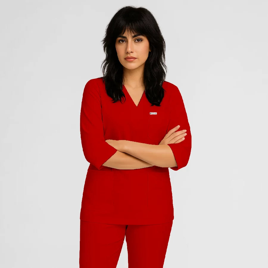 Photo de Pyjama de Bloc Femme - Col V Trois Quart Stretch – confort, broderie et style professionnel. FIGS.ma | Scrubs Maroc.