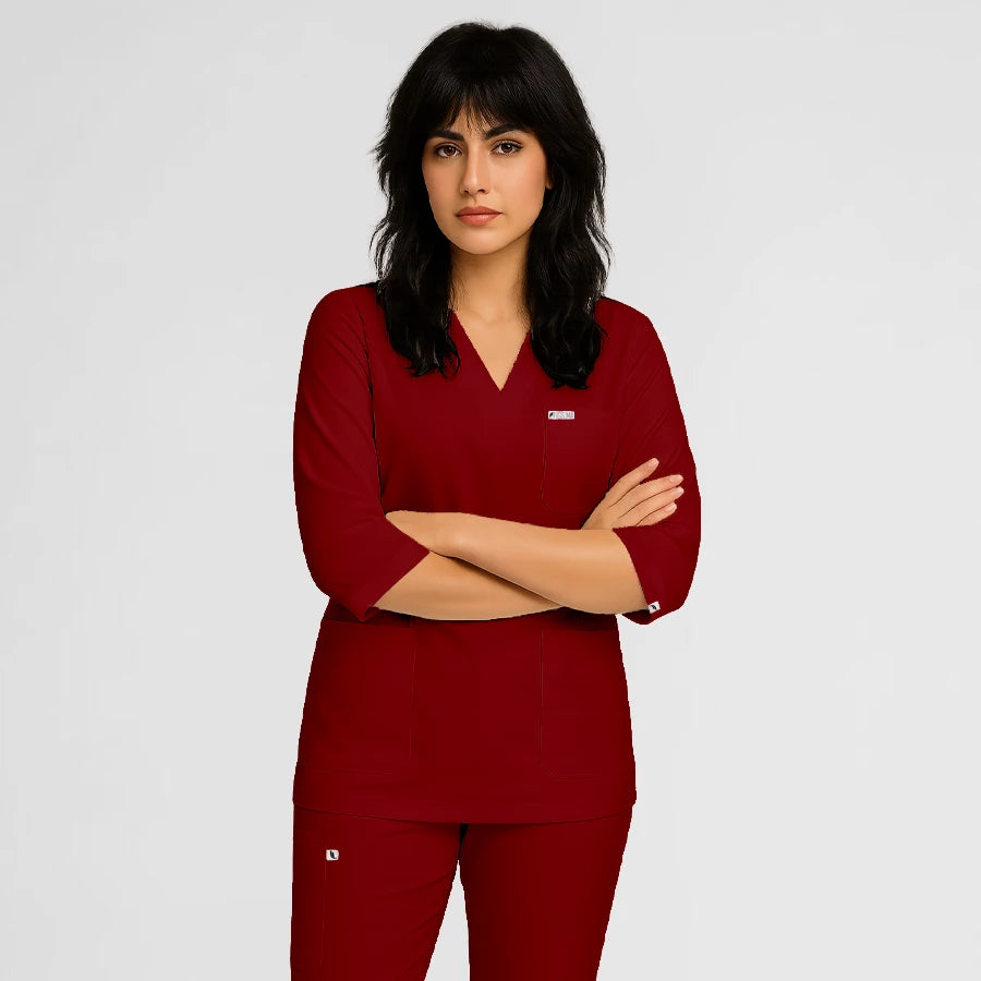 Photo de Pyjama de Bloc Femme - Col V Trois Quart Stretch – confort, broderie et style professionnel. FIGS.ma | Scrubs Maroc.