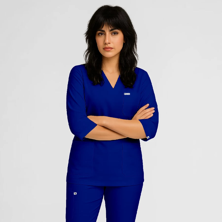 Photo de Pyjama de Bloc Femme - Col V Trois Quart Stretch – confort, broderie et style professionnel. FIGS.ma | Scrubs Maroc.