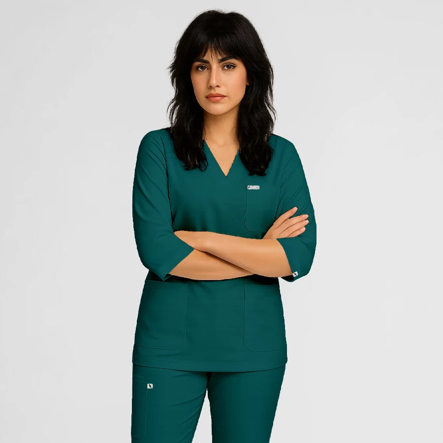Photo de Pyjama de Bloc Femme - Col V Trois Quart Stretch – confort, broderie et style professionnel. FIGS.ma | Scrubs Maroc.