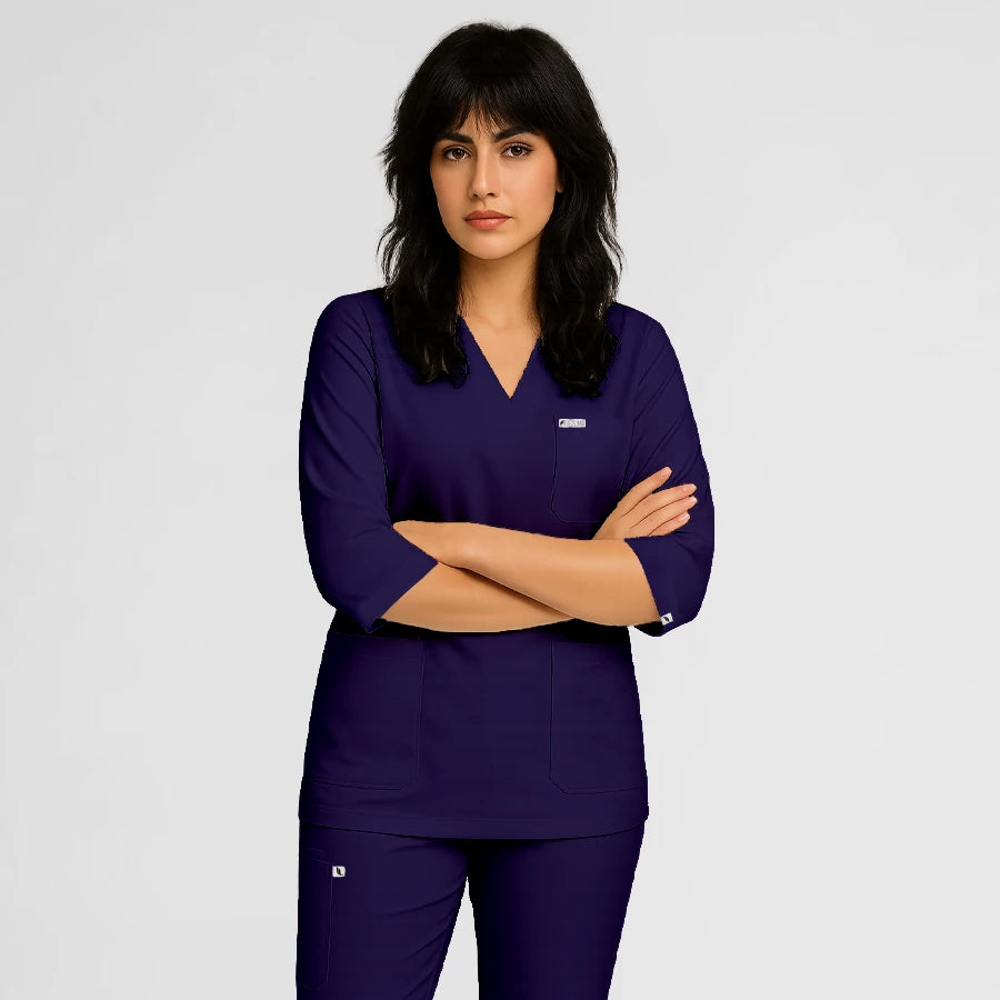 Photo de Pyjama de Bloc Femme - Col V Trois Quart Stretch – confort, broderie et style professionnel. FIGS.ma | Scrubs Maroc.