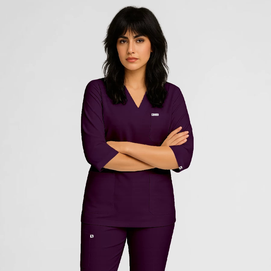 Photo de Pyjama de Bloc Femme - Col V Trois Quart Stretch – confort, broderie et style professionnel. FIGS.ma | Scrubs Maroc.