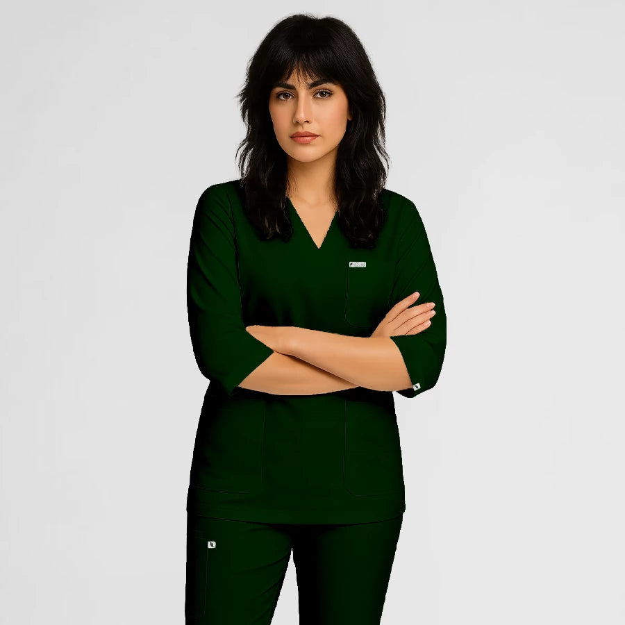Photo de Pyjama de Bloc Femme - Col V Trois Quart Stretch – confort, broderie et style professionnel. FIGS.ma | Scrubs Maroc.