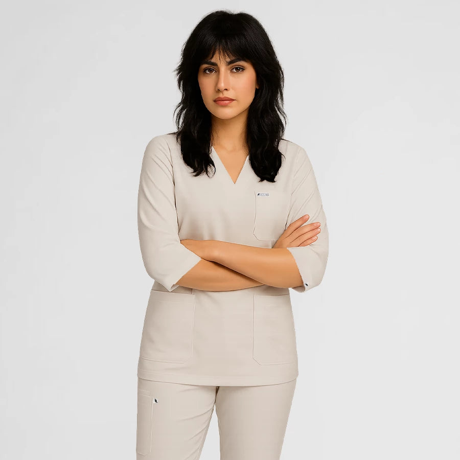 Photo de Pyjama de Bloc Femme - Col V Trois Quart Stretch – confort, broderie et style professionnel. FIGS.ma | Scrubs Maroc.