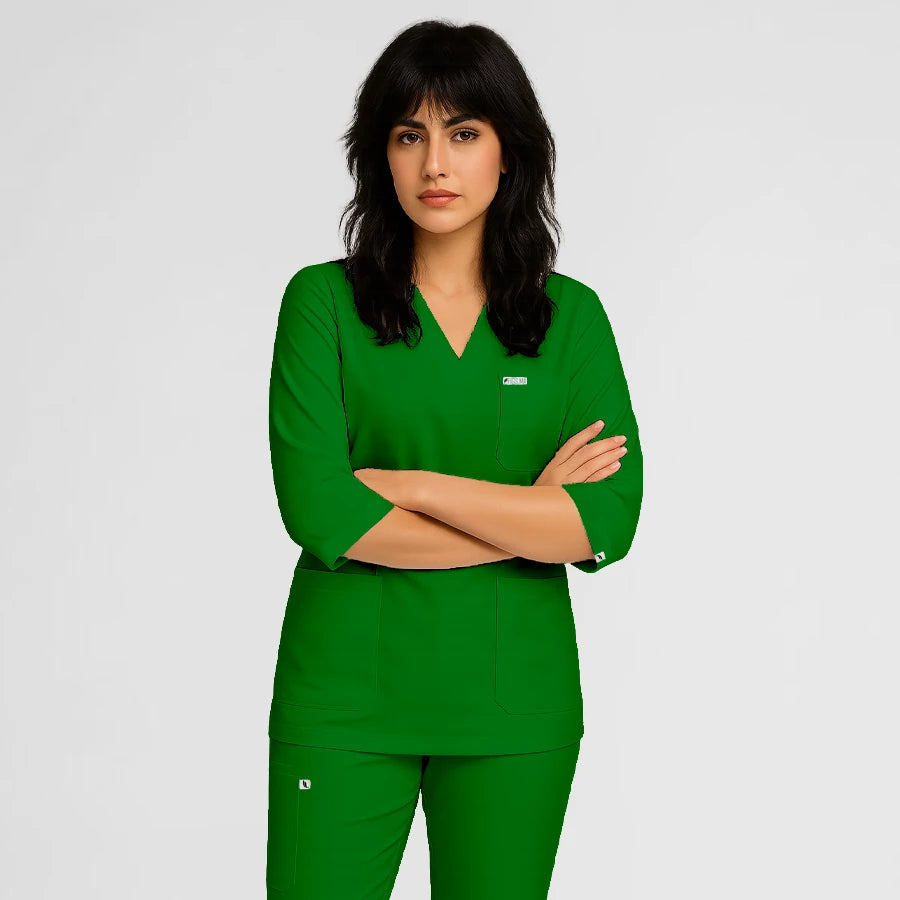 Photo de Pyjama de Bloc Femme - Col V Trois Quart Stretch – confort, broderie et style professionnel. FIGS.ma | Scrubs Maroc.
